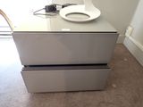 des toilettes blanches posées sur une commode blanche