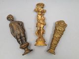 trois figurines anciennes en bronze représentant un homme et une femme