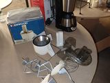 une table sur laquelle se trouvent une cafetière et d'autres objets