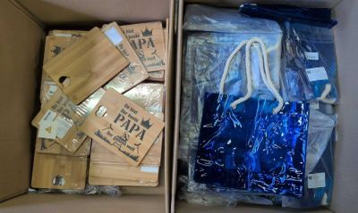 135 / 1 palette de 174 kg de planches à découper, sacs…