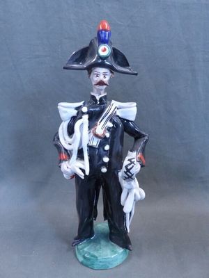 Carabinier italien. Sujet en céramique émaillée italienne.