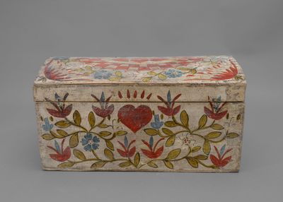 une vieille boîte en bois décorée de fleurs et de feuilles peintes