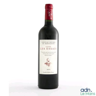 une bouteille de vin rouge posée sur une table