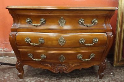 une commode en bois munie de poignées en laiton