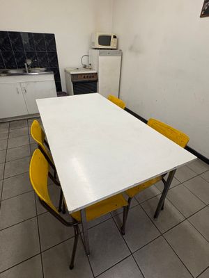 Réfectoire RDC :Table, 4 chaises, micro-ondes, réfrigérateur…