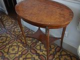 une petite table avec un plateau en bois dans une pièce