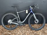 le vélo est garé contre le mur, devant le mur