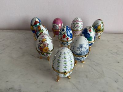 un tas d'œufs posés sur une table
