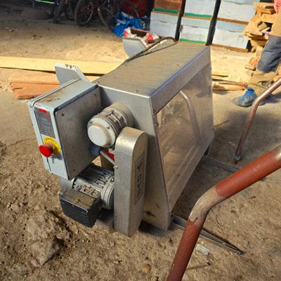 une machine posée à même le sol, dans la terre