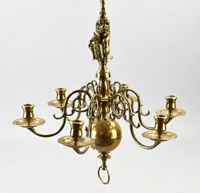 un lustre en laiton muni de cinq bougies