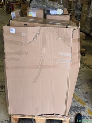 un carton contenant des boîtes, posé sur une palette dans un entrepôt