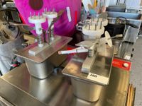Deux machines à fourrer (injecteur) avec bacs gastro (photo 3)