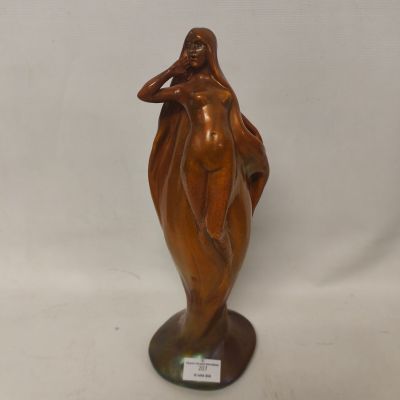 statue en bronze représentant une femme tenant une fleur, posée sur un socle