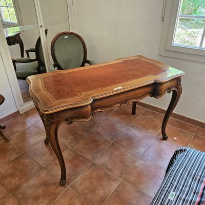 un bureau avec une chaise et un miroir dans une pièce