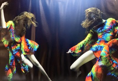 deux mannequins vêtus de vêtements aux couleurs vives
