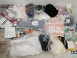 un tas de vêtements et d'autres objets qui se trouvent dans une boîte