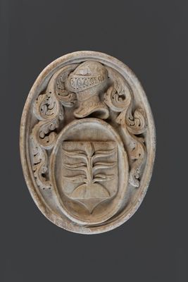 un gros plan d'une plaque en pierre sur laquelle figure un oiseau