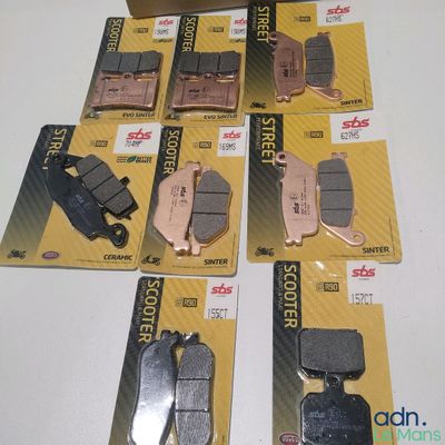 de nombreux types de plaquettes de frein différents sur la table