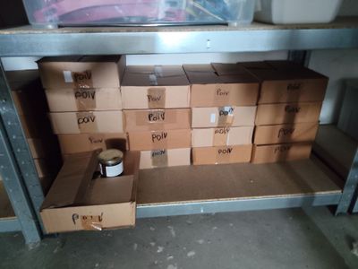 de nombreuses boîtes de nourriture posées sur une étagère dans une pièce