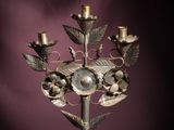 un candélabre en métal orné d'un bouquet de fleurs