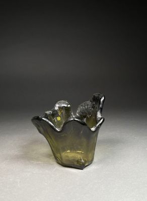 une image représentant un vase en verre orné d'un oiseau