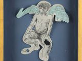 un dessin représentant un ange assis au sommet d'un cadre en bois