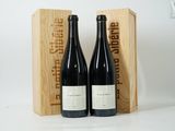deux bouteilles de vin dans un coffret en bois sur une surface blanche
