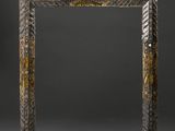 un miroir richement sculpté, doté d'un cadre en or et en argent