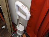 un rideau de douche rouge et blanc à côté de toilettes noires et blanches
