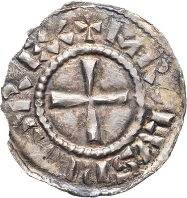Gros plan sur une pièce de monnaie portant une croix