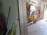 une pièce où se trouvent de nombreux outils
