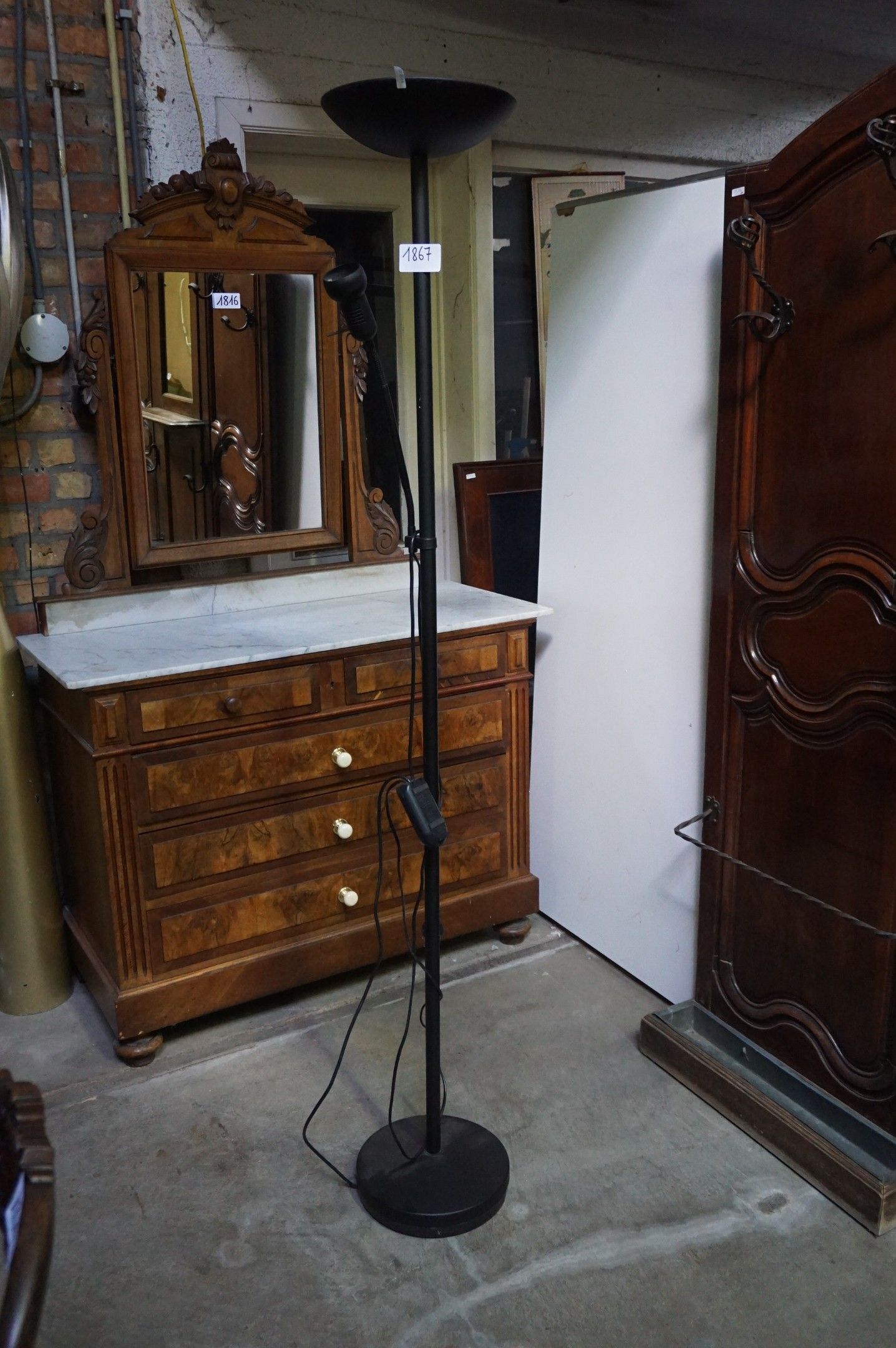 lampe sur pied moderne – avec un éclairage vers le haut et u…