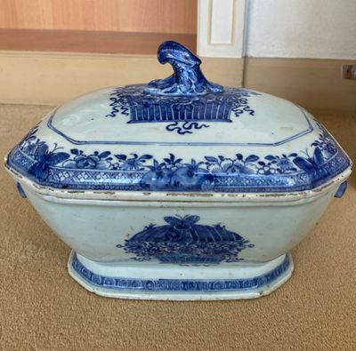un vieux plat « tureeny » bleu et blanc orné d'un oiseau sur le dessus