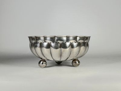 un bol en argent sur pied, muni de roulettes