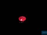 une image représentant un diamant rouge sur fond noir