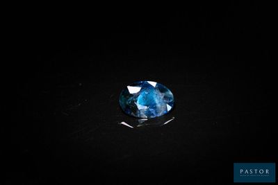 un saphir bleu sur un fond noir