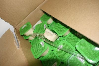 une boîte en carton contenant tout un tas d'objets verts