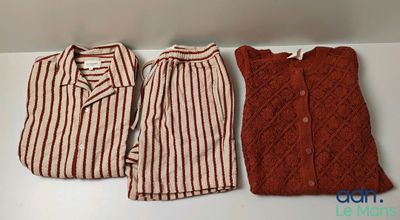 deux chemises rayées rouges et blanches et une chemise rayée rouge et blanche