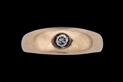 une image représentant une bague en or sertie d'un diamant noir