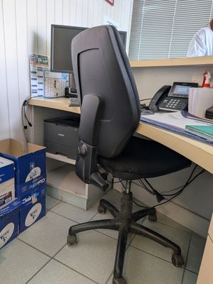 un bureau avec une chaise et un ordinateur dessus
