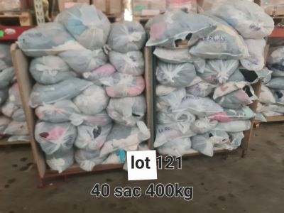 Environ 400 kg de vêtements de seconde main en sacs, avec un…