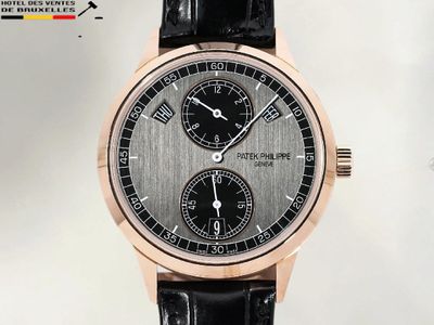 gros plan d'une montre-bracelet avec un cadran noir