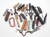 les nombreux types d'outils qui se trouvent sur la table