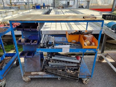 un chariot bleu sur lequel se trouve tout un tas d'outils