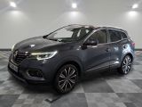 Le nouveau SUV Renault Kad est garé dans un showroom.
