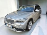 Le SUV BMW argenté est garé dans le garage d'un immeuble.
