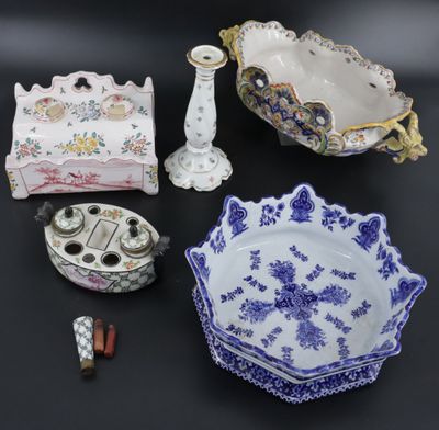 de nombreux objets différents posés sur une table
