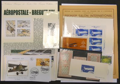 beaucoup de cartes postales et d'enveloppes posées sur une table