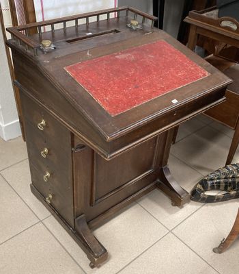 un petit bureau sur lequel se trouve un livre rouge