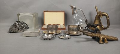 un grand nombre d'objets posés sur une table